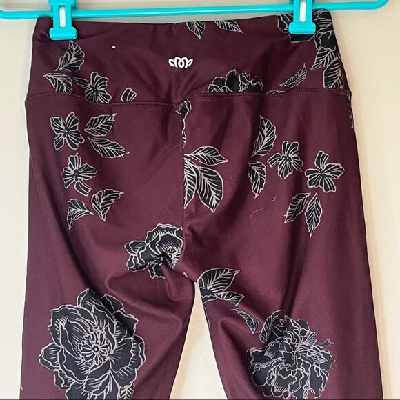 Maurices Maroon Floral In Motion Legging Size Small - Picture 6 of 11